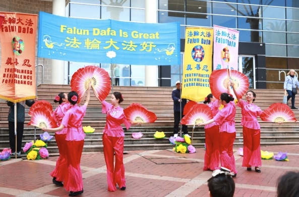 Fan dance and children's drama performances