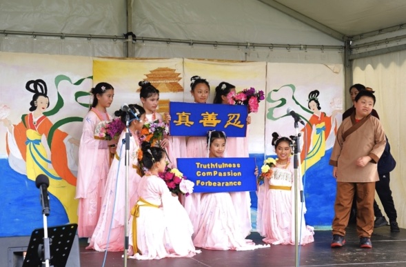 Falun Dafa information booth at Little Day Out