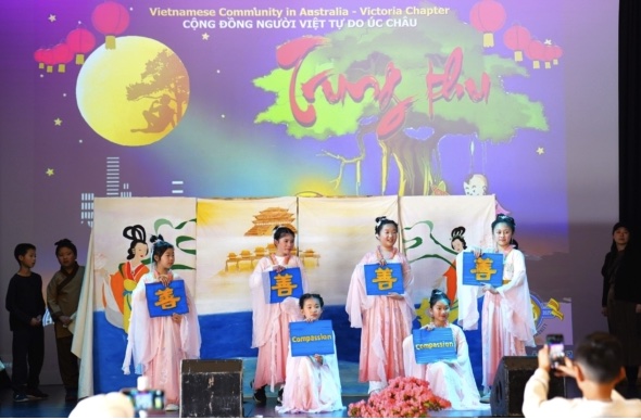 Minghui School students performing