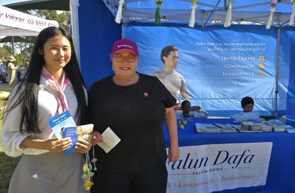 Nicole Pegrum speaking with Falun Dafa practitioners