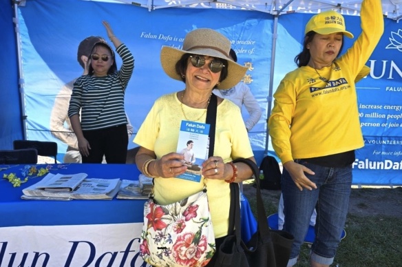 Ingrid Perumal speaking with Falun Dafa practitioners