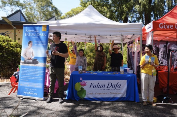Falun Dafa exercise demonstration at the exhibition booth
