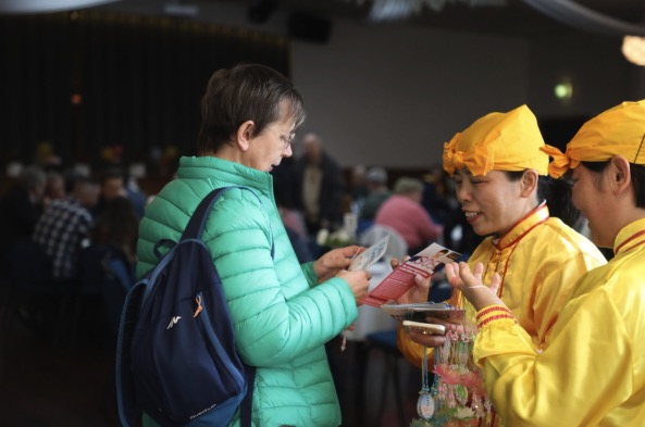 Polish-background Falun Dafa practitioners sharing their experiences with the audience