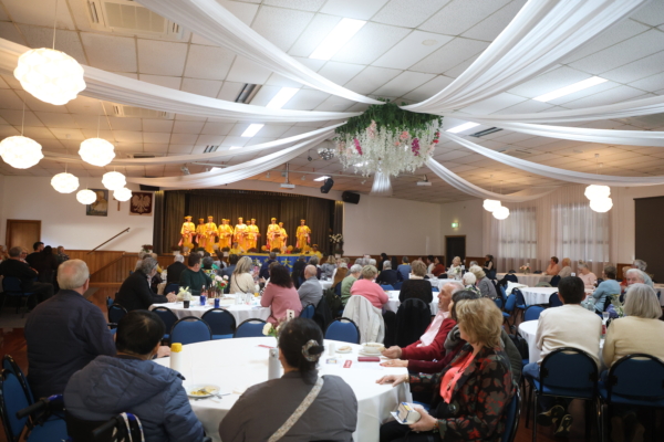 Falun Dafa practitioners lined up on stage at the Polish House Syrena