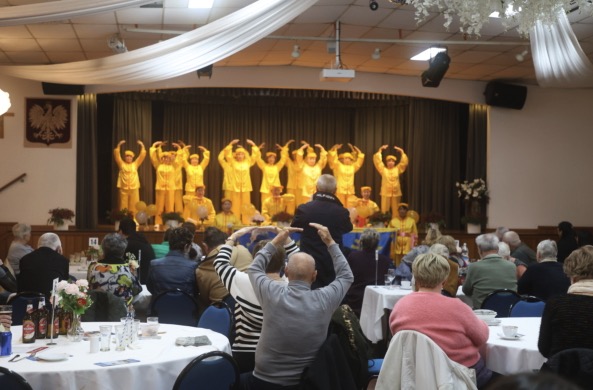 A wide view of Falun Dafa practitioners demonstrating the exercises to the audience