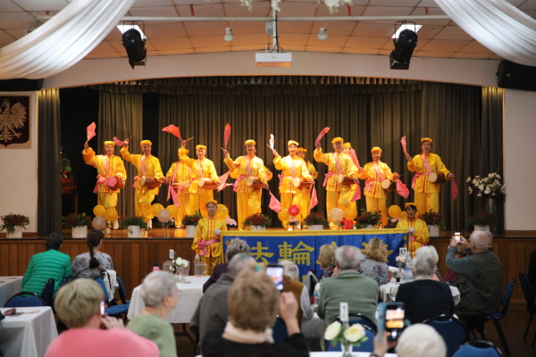 Audience members photograph the waist drum performance on their phones