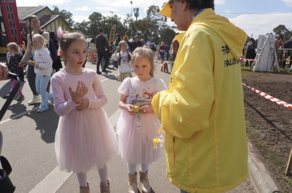 A visitor interacting with a Falun Dafa practitioner