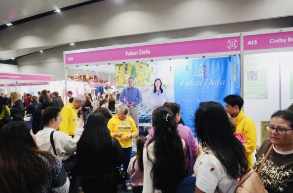 Practitioners demonstrating Falun Dafa exercises